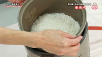 お米を研いで炊飯器にセットします
